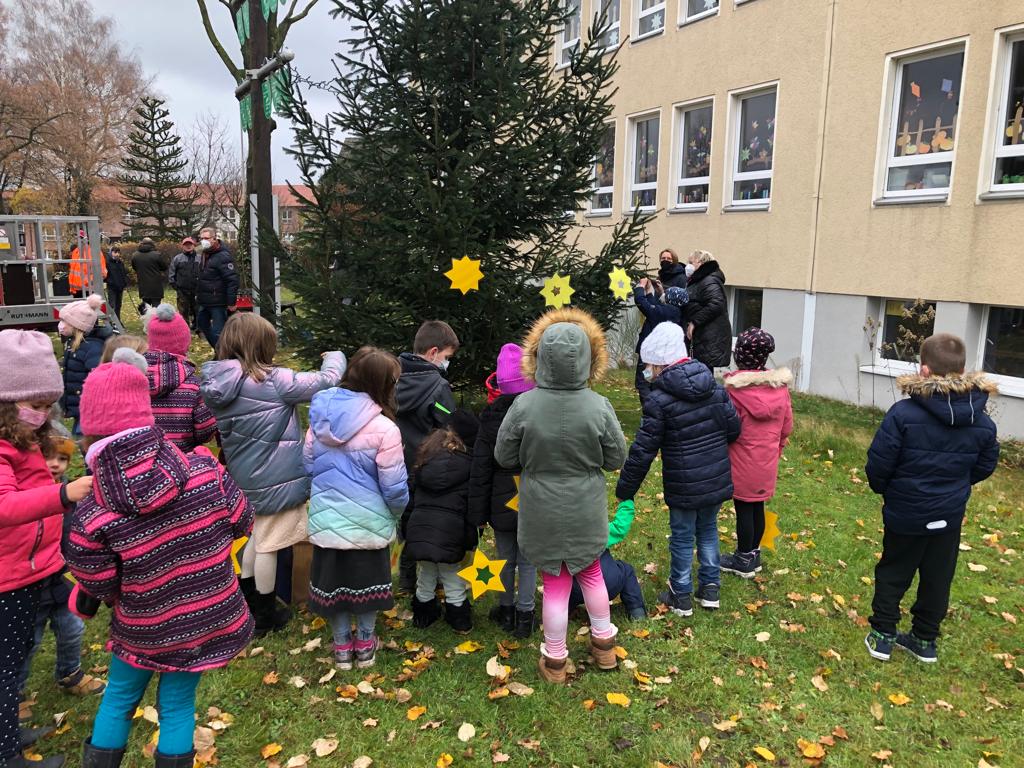 Kinder schmücken den Weihnachtsbaum