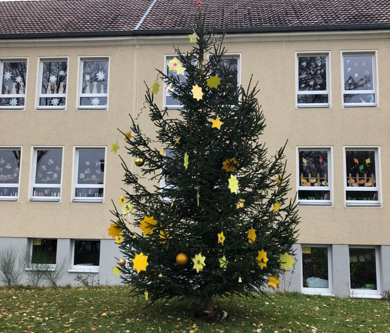Fertig geschmückter Weihnachtsbaum